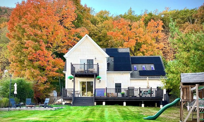 Greenwood Lake House | FALL FOLIAGE GETAWAY. HUDSON VALLEY LAKEFRONT 50mi from NYC. @thelakehousegwlny