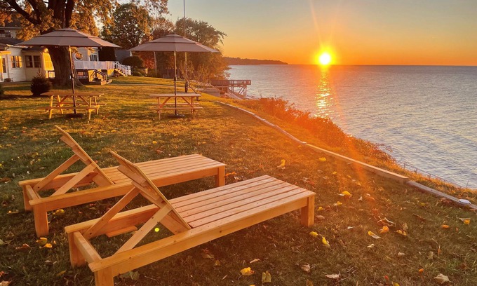 North East House | Fall Fun on the Lake - 180 degree Views