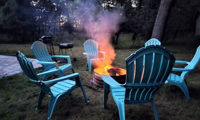 Tawas City House | 🍂Fall Getaway🍂 Enjoy Fall's Splendor, Walk to Tawas Point | Fireplace