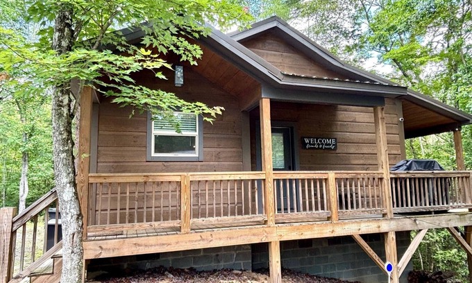 Murphy Cabin | Fall Getaway - Fire Pit, Hot Tub & the Mountains of Murphy. NC