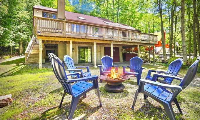 Lake Ariel Ski Chalet | FALL HIDEOUT COTTAGE+2 FIRE PITS+FIREPLACE+SPACIOUS SLEEPS 13+SMART TVs+BIKES
