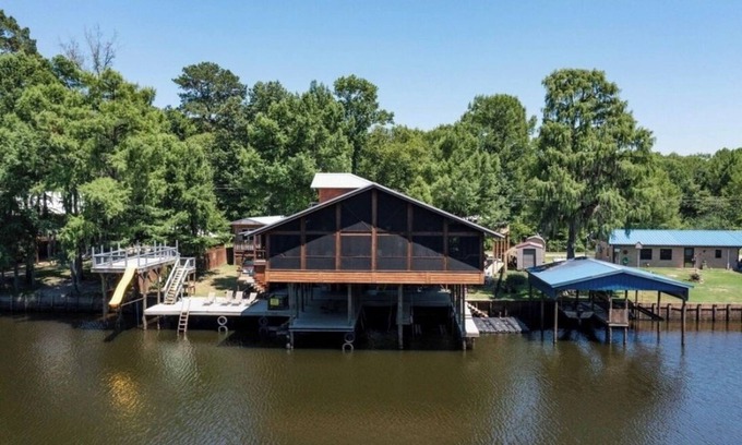 Jefferson House | FALL! HOT TUB! FIRE PIT! Getaway at this Epic Waterfront Home!