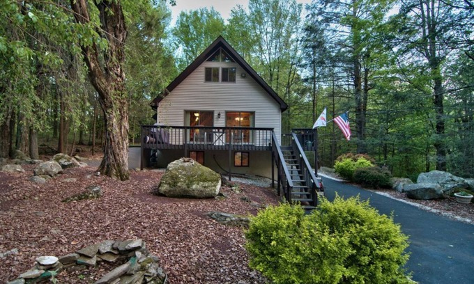 Lake Ariel House | Fall into Comfort! Perfect Home in The Hideout, walk to Marina scenic lake views