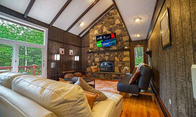 Hawley Cabin | Fall Lodge Retreat: 3-Acre, Hot Tub & Firepit