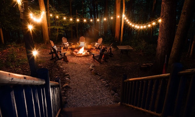 Perrysville Cabin | Fall Log Cabin/Hot Tub/Fire Pit/King Bed