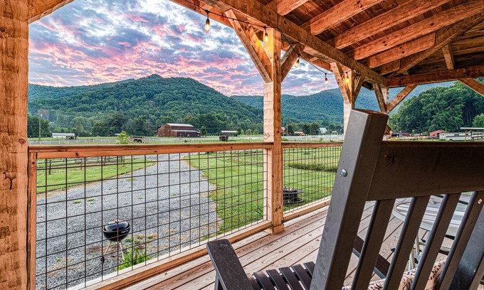 Gatlinburg - Pigeon Forge Cabin | Fall on the Farm, Horses Hot Tub Views Fresh Eggs