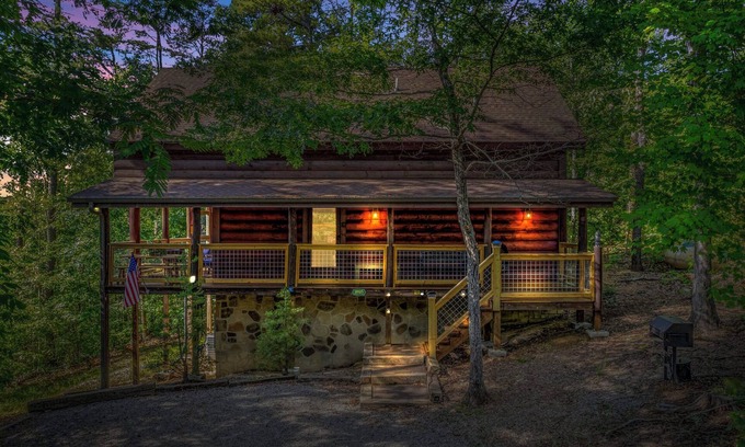 Gatlinburg - Pigeon Forge Cabin | Fall - Pigeon Forge: Gorgeous cabin with Mtn Views, King Beds, Near Attractions