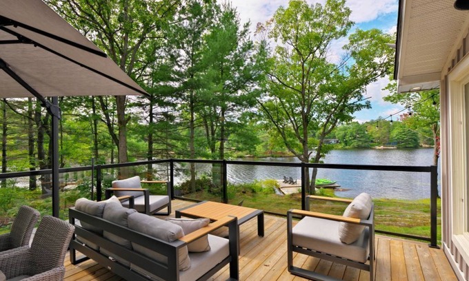 Gravenhurst Cabin | Fall Retreat Fire Pit, Games, Waterfront