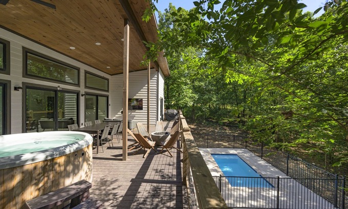 Broken Bow Cabin | Fall Retreat | Heated Pool, Sport Court + Hot Tub
