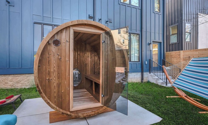 Hurwood Heights House | Fall rooftop hot tub, sauna, game room near Broadway