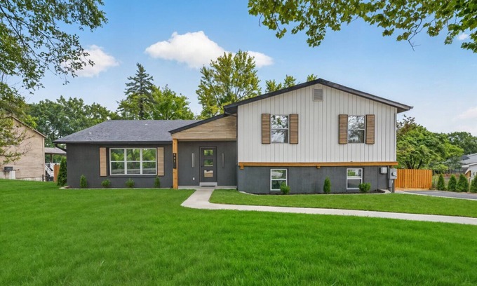 St. Charles House | FALL SALE NOW | Private |Game Rm | Hot Tub | .67 acres |