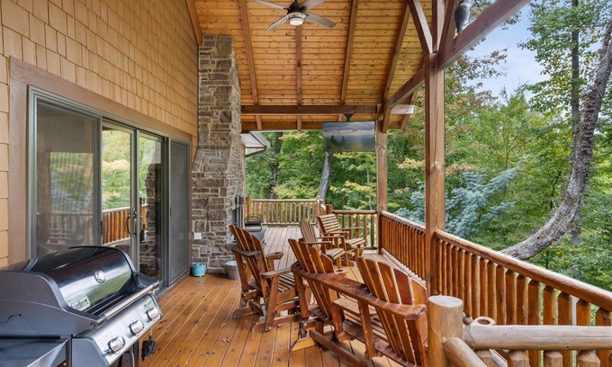 Gatlinburg - Pigeon Forge Cabin | Fall Special! 3290 sq. ft. Cabin with 2 Master Suites, Hot tub, Fireplace, Etc.