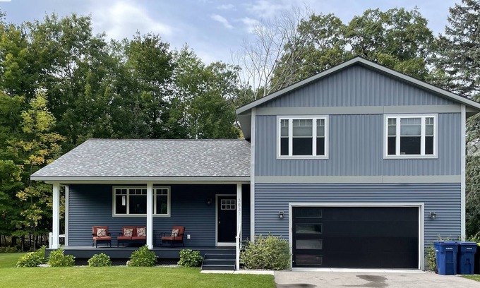 Traverse City House | FALL SPECIAL: Book 2 nights ~ get 1 FREE! NOV-APRILnSlps 14 Near dwntwn. CLEAN!