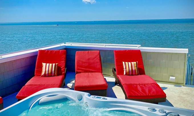 North Beach Haven House | Fall Special Oct 10-13 for 3100, rooftop hot tub on the water!