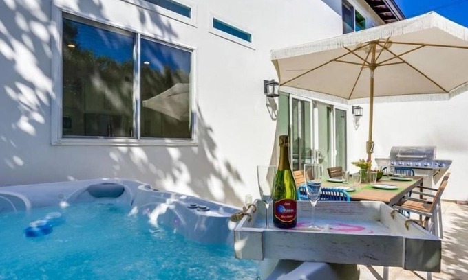 Beach Barber Tract House | Fall Specials/Hot Tub/A/C/6 Bedrooms/Great Family Home/Rooftop Deck