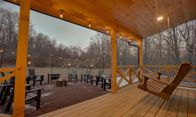 Mainesburg Cabin | Fallbrook Retreat | HOT TUB, Fire Pit + Swings!