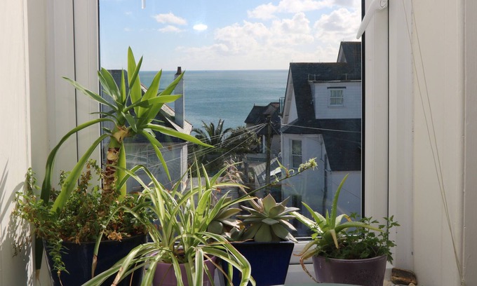 Maenporth House | FALMOUTH LODGE, family friendly, country holiday cottage in Falmouth