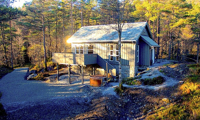 Stord Cabin | Fam friendly furniture cottage in a quiet environment. 8 Pers Sauna and Jacuzzi