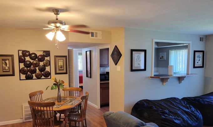 St. Louis Apartment | Fam friendly, Self Check in, Garage Parking, Large