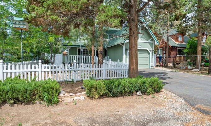 Peter Pan Cabin | Families love! Close to Slopes, Lake, Trails & All