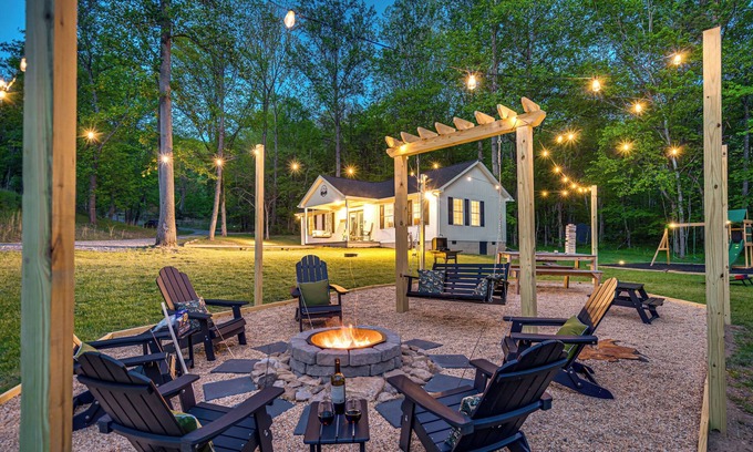 Elkton Cabin | Families Paradise with walkable river access, playground, fire pit, BBQ, dogs OK