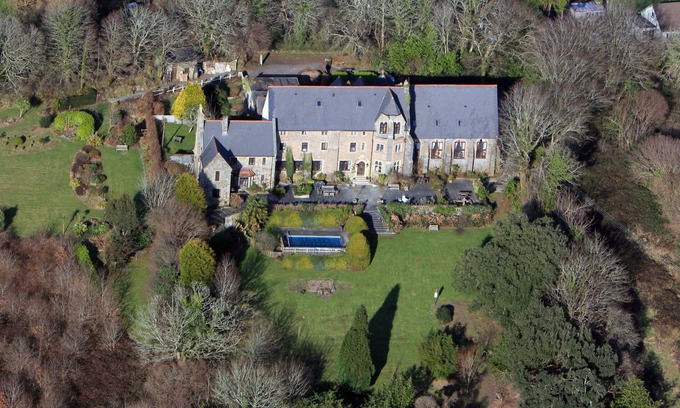 Lostwithiel Cottage | Familly cottage with pool in 10 acress of gardens, 10 minutes walk to town