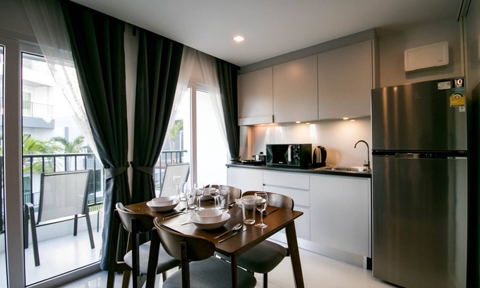 Kram Condo | Family 2 bdrm Private zone, Kitchen, High speed Wi-Fi near the lake and Beach