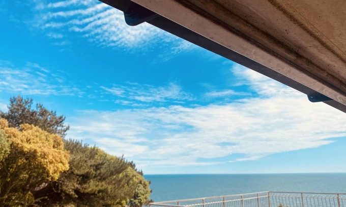 Dawlish Apartment | Family 4-bed Apartment in Dawlish With Sea View