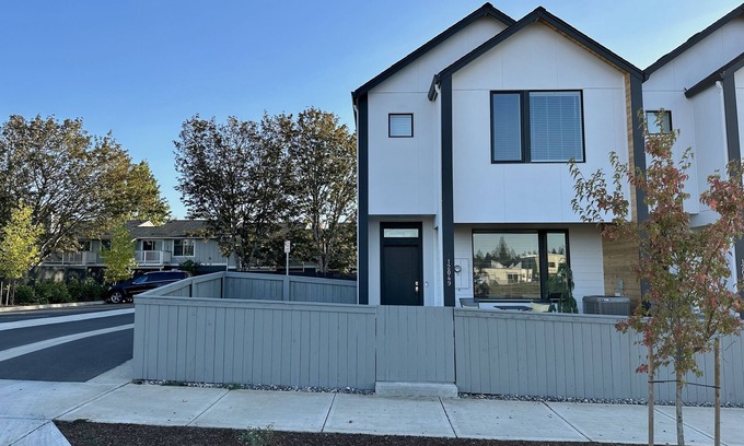 Vancouver House | Family and busines friendly.