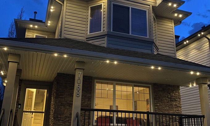Southwest Edmonton House | Family and Business friendly AC home, 20 minutes to the airport and WE Mall