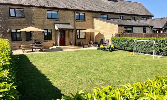Castle Bytham Cottage | Family and Dog Friendly 3 bedroom holiday Cottage near Oakham & Rutland Water