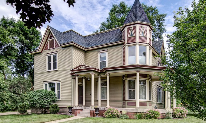Eau Claire House | Family and Pet Friendly Demmler House