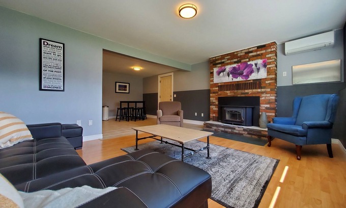 South Pandosy House | Family and pet friendly suite 5 minute walk to the lake