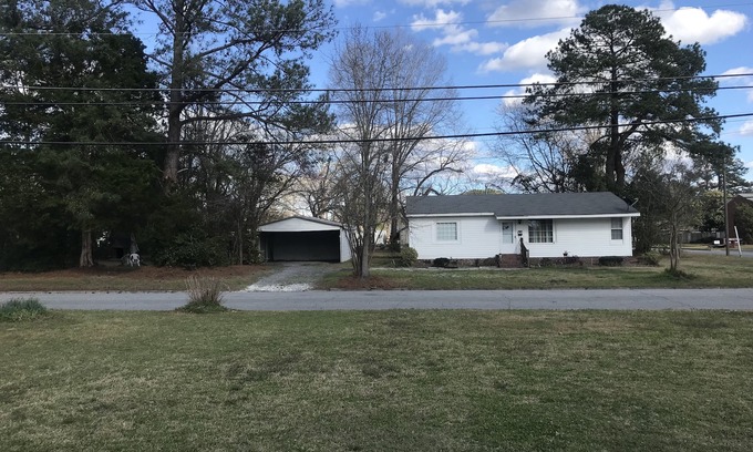 Ayden House | Family and pet friendly home near Greenville NC!3Br 2Ba 6 people better/hotels