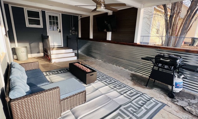 Delta House | Family and Pet Friendly house in down town Delta!