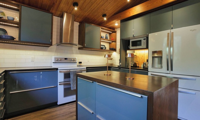 Ymir Ski Chalet | Family and pet friendly Ski and bike retreat