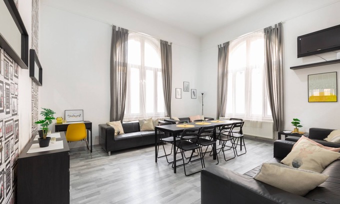 Terezvaros Apartment | ⭐FAMILY APARTMENT ❤️A/C ☕FREE-BREAKFAST @OLD-TOWN