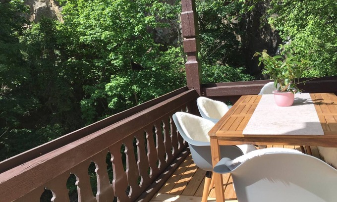 Loschwitz Apartment | Family apartment with a large balcony overlooking the garden