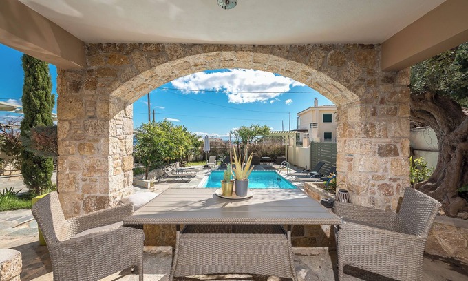 Spata-Artemida Apartment | FAMILY APARTMENT WITH PRIVATE SWIMING POOL IN VRAVRONA