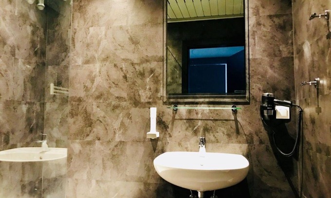 Katschberg House | Family room, shower, WC, 1 bedroom - Basekamp Mountain Budget Hotel