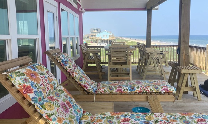 Gilchrist House | FAMILY BEACH FRONT with amazing ocean views and great loft