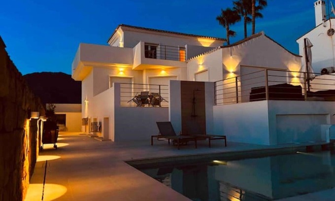 Urbanizacion Puerto de Estepona Villa | Family Beach Villa - Private (heated) pool - 8 pers - Estepona - Costa del Sol