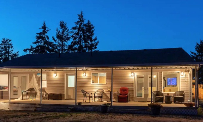 Regional District of Nanaimo House | Family Bungalow A/C · Big Yard · Steps to Beach!