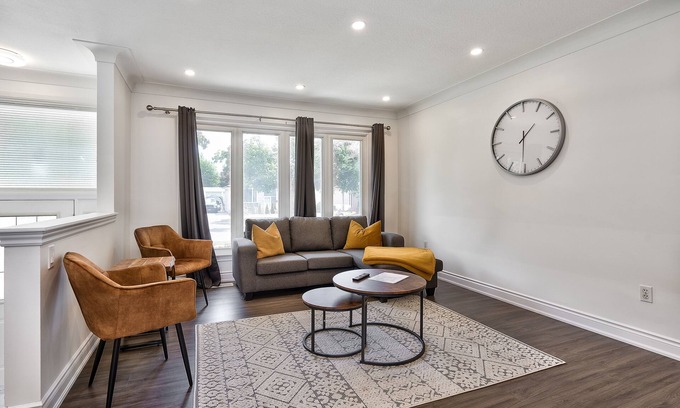 Burlington House | Family Bungalow in South Burlington close to lake, Bronte/Appleby Go/W 3 Parking
