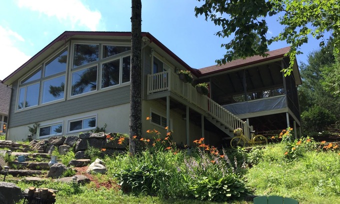 Mauricie Ski Chalet | Family chalet directly on the edge of the lake.