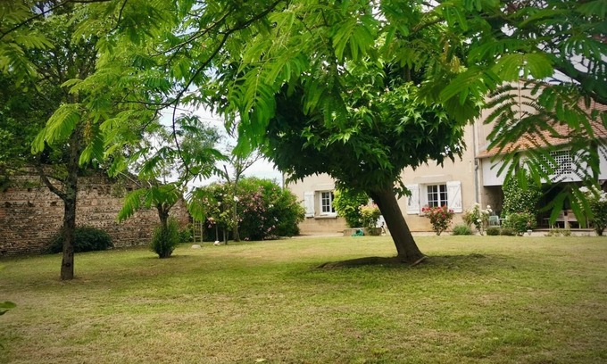 Sauveterre-Saint-Denis House | Family country house for rent - sleeps 12