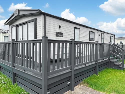 Selsey House | Family Cabin