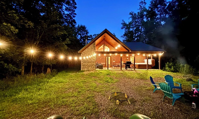Broken Bow Cabin | Family Cabin/Hot Tub/Firepit/Arcade/Playset/Fireplace/Games/Grill/Pet Friendly