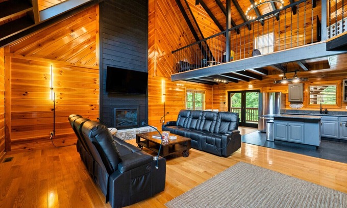 Rogers Cabin | Family Cabin | Hot Tub, Game Loft, & Gorge Trails!