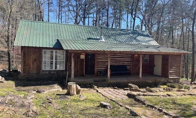 Clinton Cabin | Family Cabin Loft Style in a country atmosphere on the lakeside.